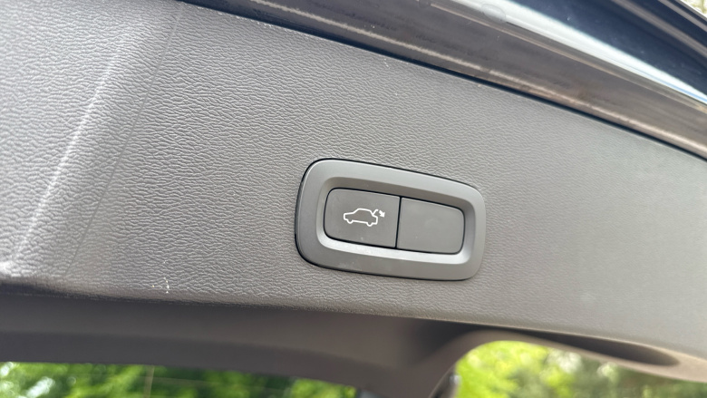Volvo Xc40 2.0 B4P R DESIGN Pro 5dr Auto Petrol Estate